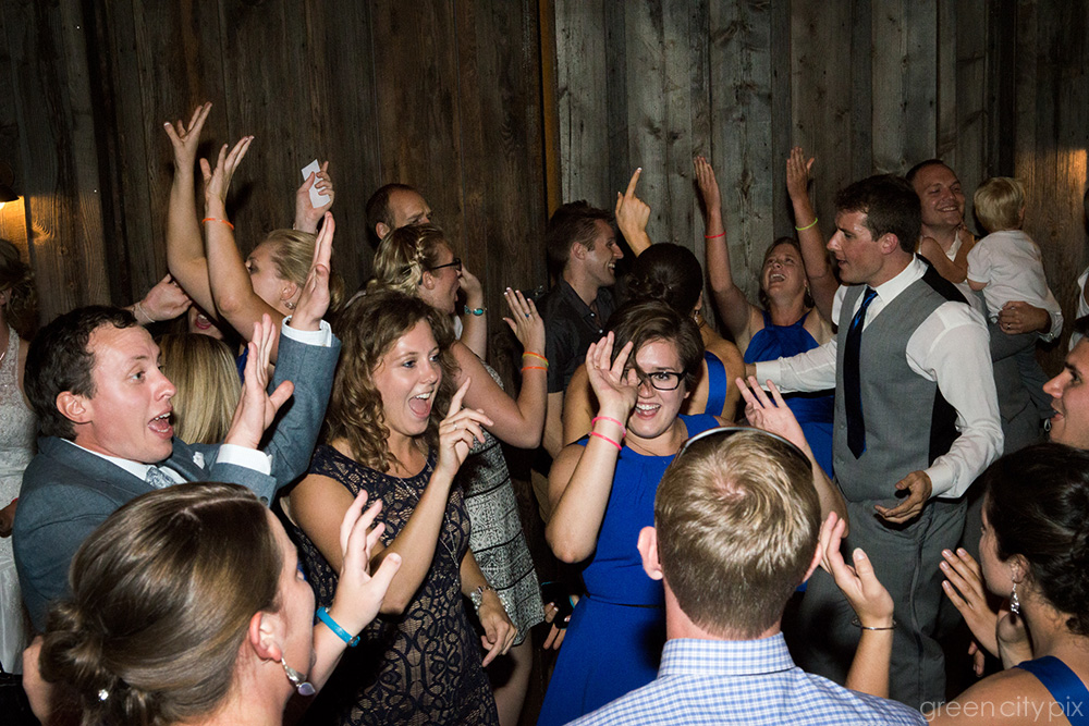 guests-dance