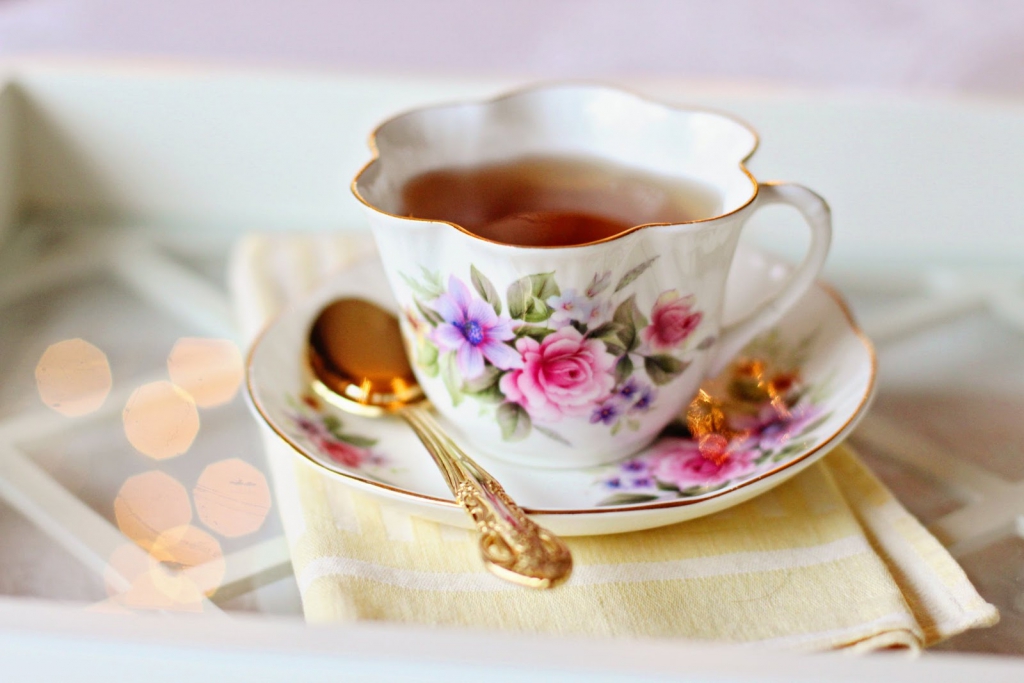 Bridal shower decoration ideas: Mixed tea cups