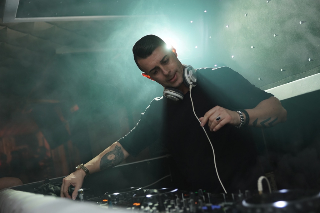 dj playing music