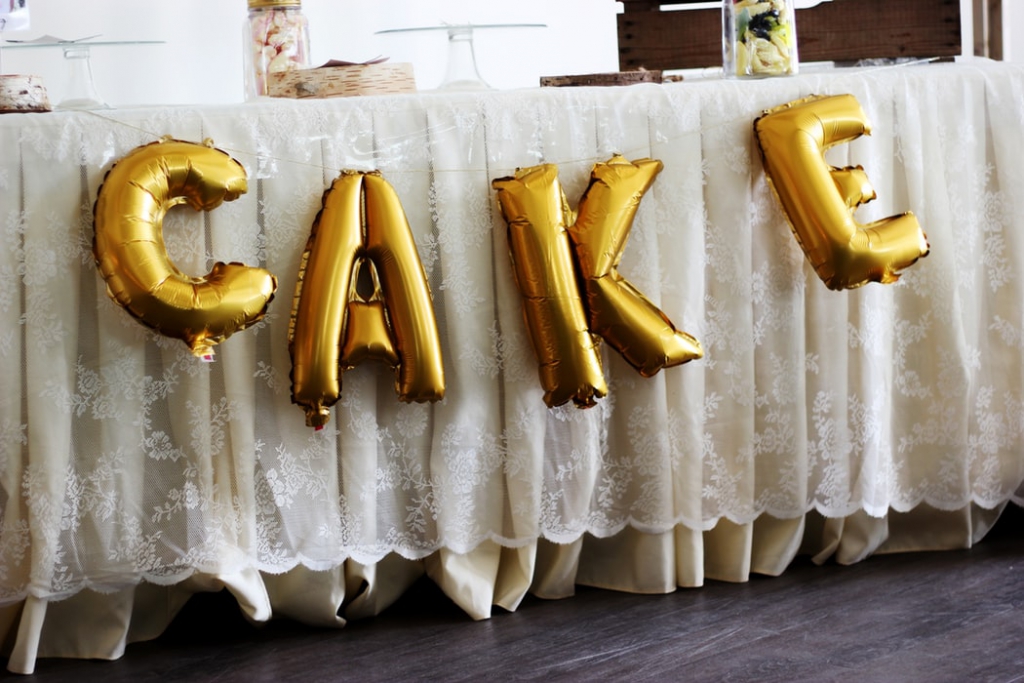 Bridal shower decoration ideas: Balloon letters