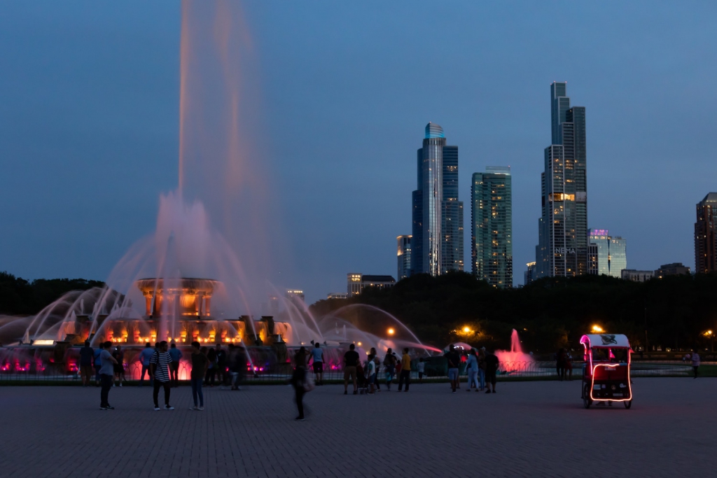 buckingham fountain chicago at nigh