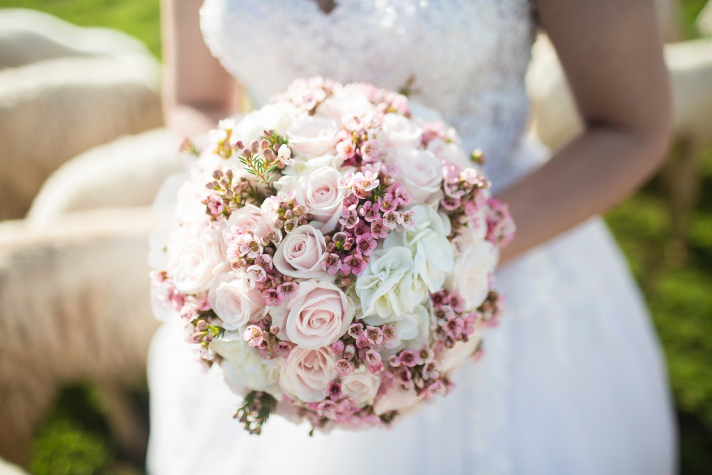 bride holding bouquet of flowers
