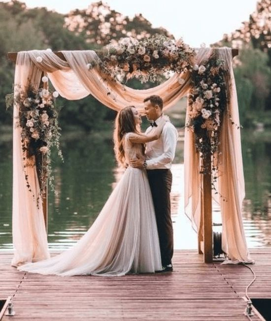 Wedding couple with peachy pink hues