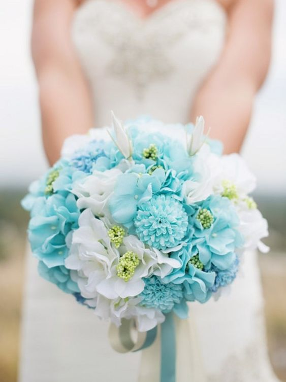 Spring wedding colors: Aqua and white