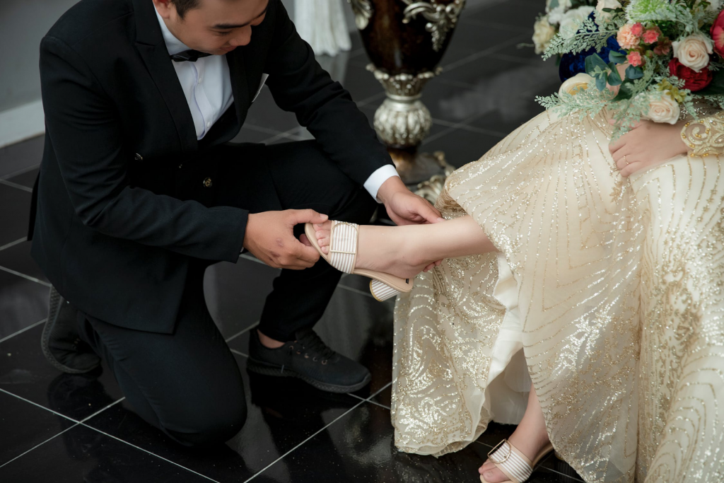 Bride and groom in gold winter wedding colors
