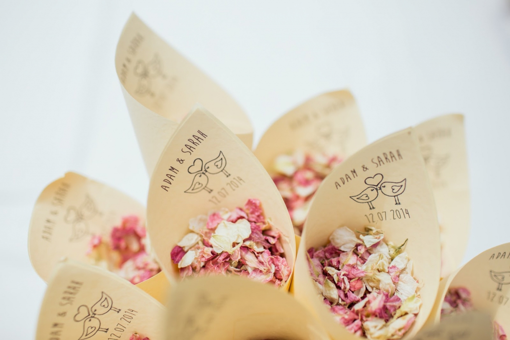 Your wedding program can include confetti 